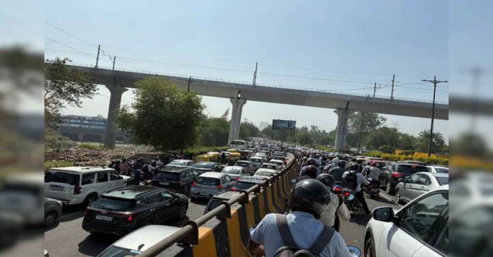 Tensions in Noida.. Workers' concern for salary hike