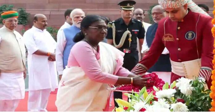 పార్లమెంట్ ప్రాంగణంలో జ్యోతిబా పూలే విగ్రహానికి నివాళ్లు