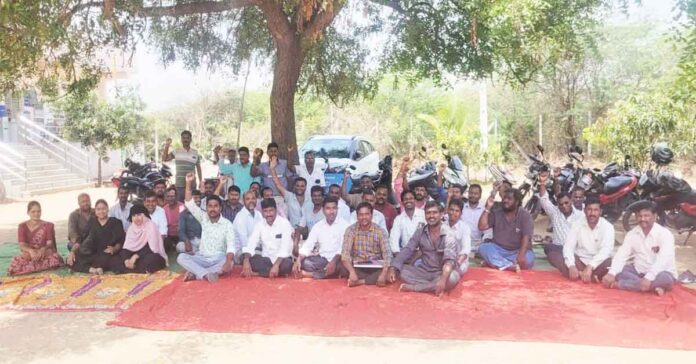 రెండో రోజు ఆర్టిజన్ కార్మికుల సమ్మె