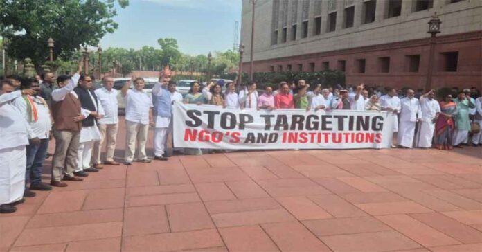 ఎఫ్సీఆర్ఎను వ్యతిరేకిస్తూ పార్లమెంట్లో విపక్షాల ఆందోళన