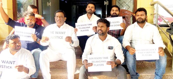 మన క్రికెటర్లపై సన్రైజర్స్ చిన్న చూపు