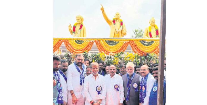 మహనీయుల ఆశయసాధనకు కృషి చేయాలి