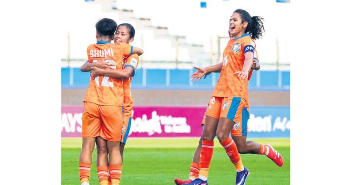 నాకౌట్ ఆశలు సజీవం