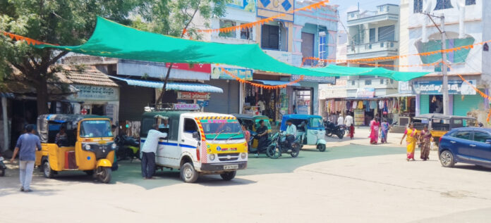 ప్రయాణికుల కోసం ఏర్పాటు చేసిన గ్రీన్ షేడ్