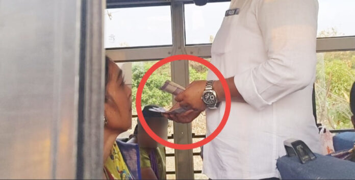 Rain of notes to mobilize the people.. distribution of money in vehicles