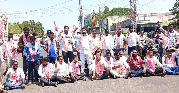 BRS protests in Vemulawada against the attack on Kaushik Reddy.