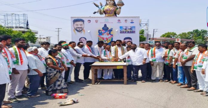 Minister Ponnam's Birthday Celebrations Held Grandly
