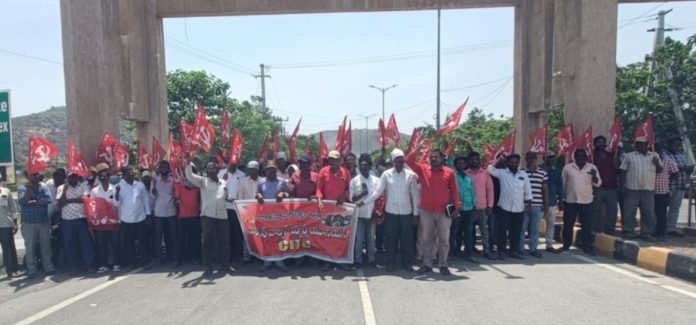 Dharna in front of the Collectorate demanding wage increase for warping workers