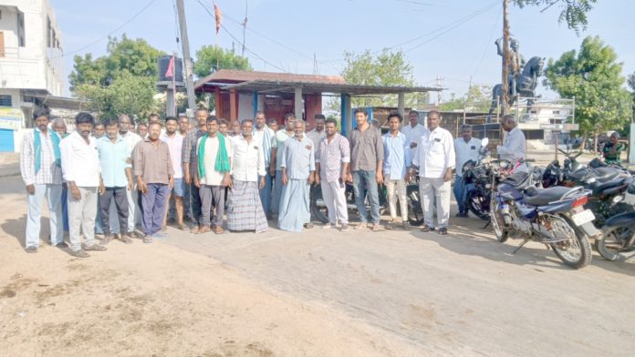ధాన్యం కొనట్లేదని రైతుల నిరసన