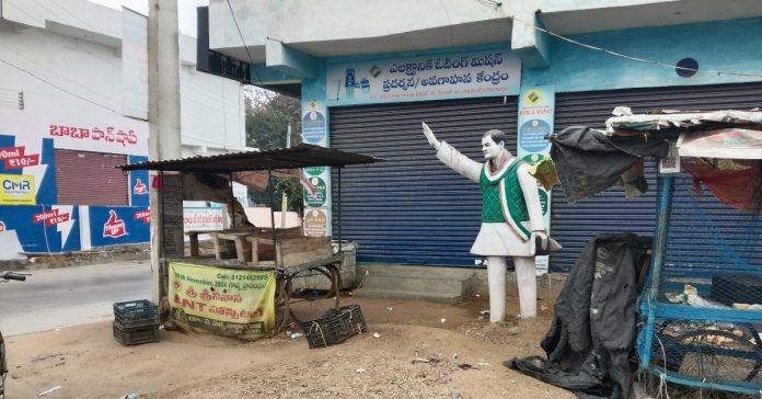 ఆదరణకు నోచుకోను మాజీ ప్రధాని రాజీవ్ విగ్రహం