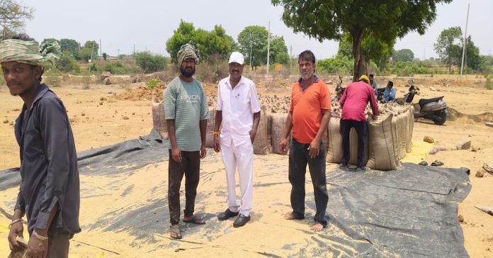 కొనుగోలు కేంద్రాన్ని సందర్శించిన తహసిల్దార్