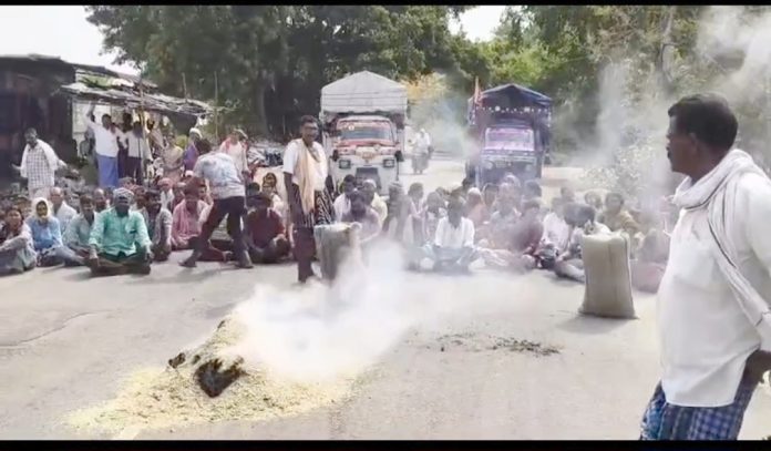 ధాన్యాన్ని తరలించాలని రైతుల ఆందోళన