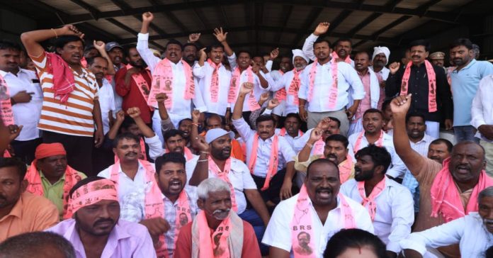 MLA protests in the Public Administration House.. destroys microphone in anger