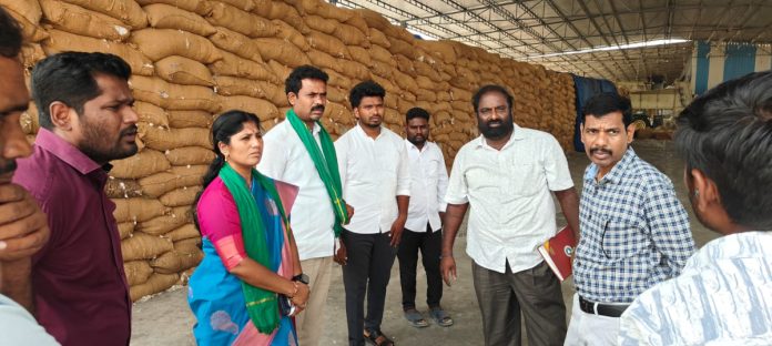 రైతులు ఆందోళన చెందొద్దు.. కొనుగోళ్లు వేగవంతం చేస్తాం