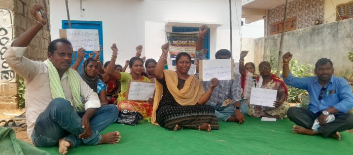 వేతనాల పెంపు, ఉద్యోగ భద్రత కల్పించాలని వీవోఏల నిరసన