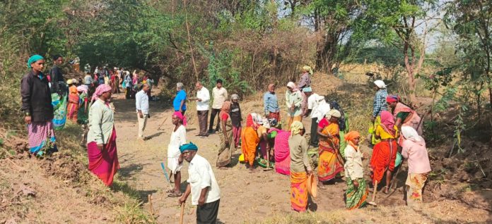 MPDO Srinivas inspecting employment works