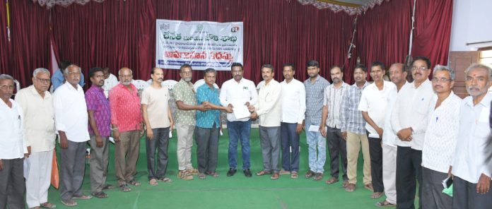 Cooperative society membership should be given to handloom workers.
