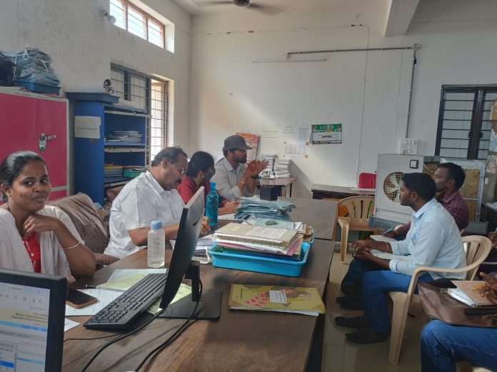 ఉపాధి హామీ కూలీల సంఖ్య పెంచాలి: ఎంపీడీవో బాలకృష్ణ