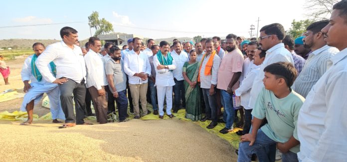 The Congress government is bringing tears to the eyes of farmers.