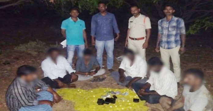 పేకాట శిబిరంపై పోలీసుల మెరుపు దాడి