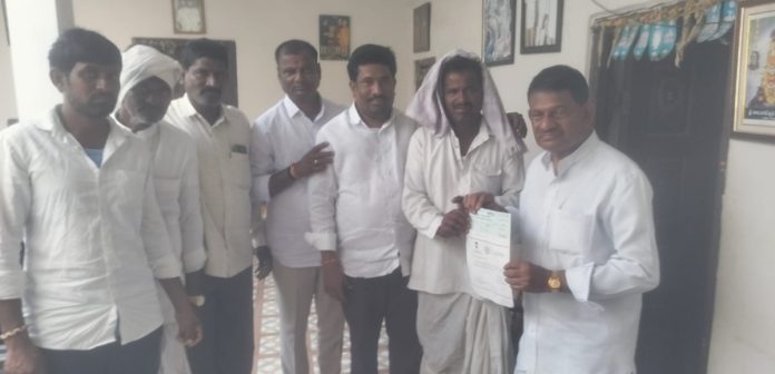 బాధిత కుటుంబానికి ఆర్థిక సాయం అందజేత