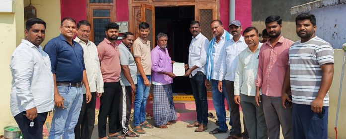 లబ్దిదారునికి సీఎంఆర్ఎఫ్ చెక్కు పంపిణి
