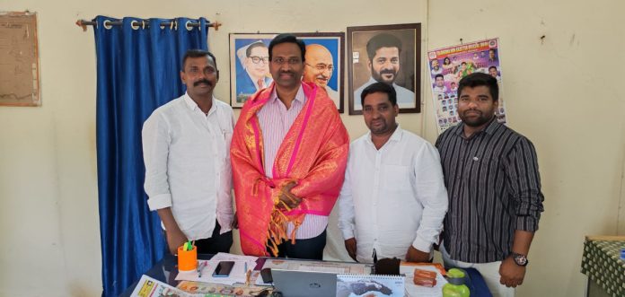 తహసిల్దార్ ను సత్కరించిన సర్పంచ్