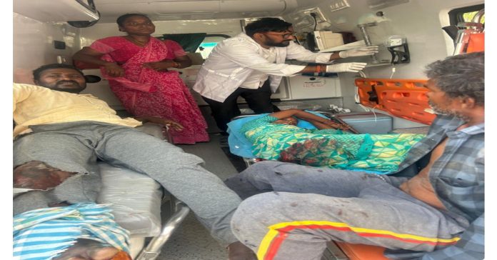 రోడ్డు ప్రమాదంలో ముగ్గురికి గాయాలు