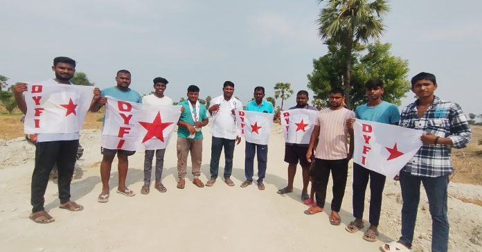 అసంపూర్తిగా వదిలేసిన రోడ్డును తక్షణమే పూర్తి చేయాలి…
