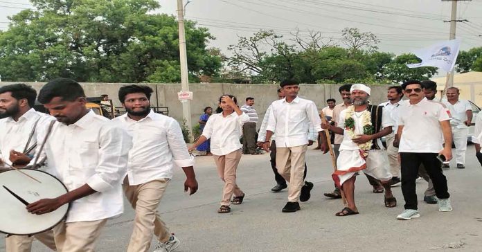 ప్రభుత్వ పాఠశాలల బలోపేతానికై తల్వార్ తాత పాదయాత్ర…
