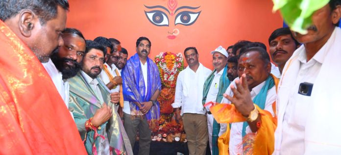 The number of workers in employment guarantee works should be increased.