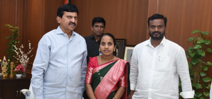 మంత్రి పొంగులేటిని కలిసిన నల్లబెల్లి సర్పంచ్