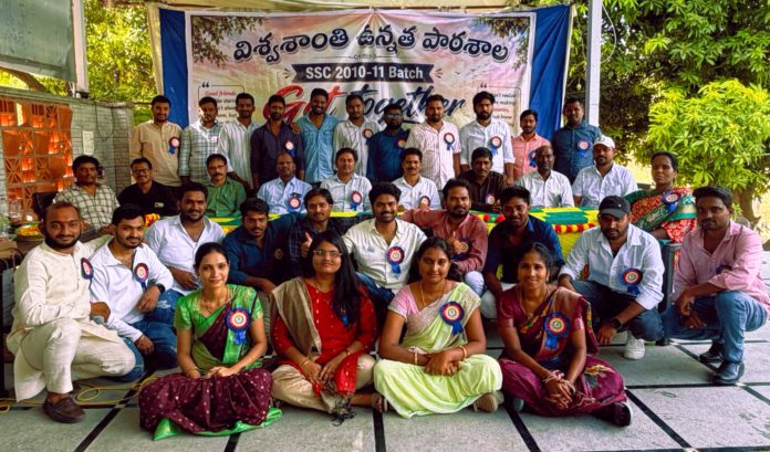 పూర్వ పాఠశాలలో విద్యార్థుల అపూర్వ సమ్మేళనం