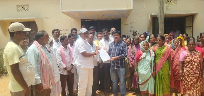 ఇళ్ల పట్టాల పంపిణీ చెయ్యండి