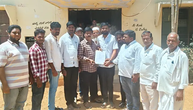 ఇందిరమ్మ ఇళ్లకు ఇసుక ఇవ్వాలి