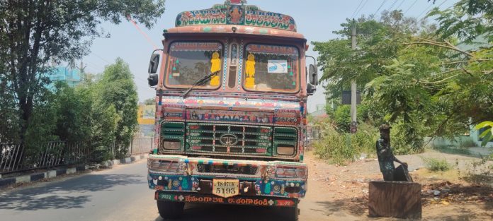 A lorry stopped on the highway in Parakala