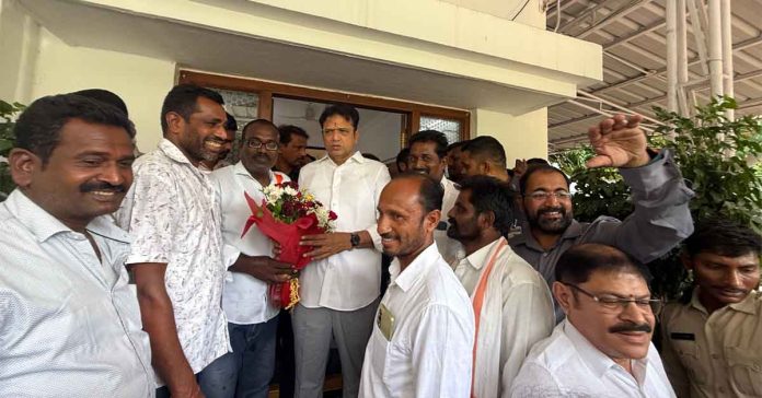 డేంజర్ జోన్ నిర్ణయంపై మంత్రి శ్రీదర్ బాబుకు సర్పంచ్ స్వామి కృతజ్ఞతలు