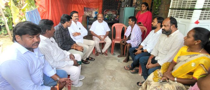 మృతుల కుటుంబాలను పరామర్శించిన మాజీ ఎమ్మెల్యే చల్లా