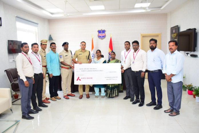 హోంగార్డు కుటుంబానికి రూ.30 లక్షల ఇన్సూరెన్స్ చెక్