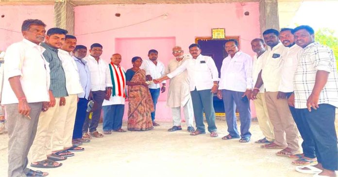 రాజీవ్ స్మారక ట్రస్ట్ ఆధ్వర్యంలో మూడు కుటుంబాలకు ఆర్థిక సాయం