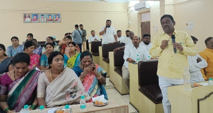 మున్సిపల్ పాలక వర్గ సమావేశంలో వాట్సాప్ గ్రూప్ లొల్లి