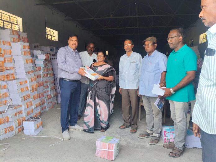 ఉచిత పాఠ్యపుస్తకాల పంపిణీ ప్రారంభం