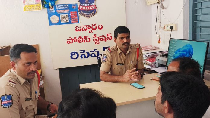 సోషల్ మీడియాలో రెచ్చగొట్టే వ్యాఖ్యలు చేస్తే చర్యలు తప్పవు: సీఐ రమణామూర్తి