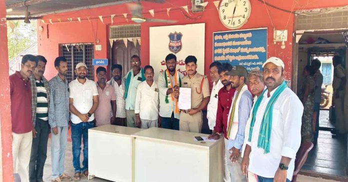 సోషల్ మీడియాలో దుష్ప్రచారం చేసిన వ్యక్తిపై చర్యలు తీసుకోవాలి