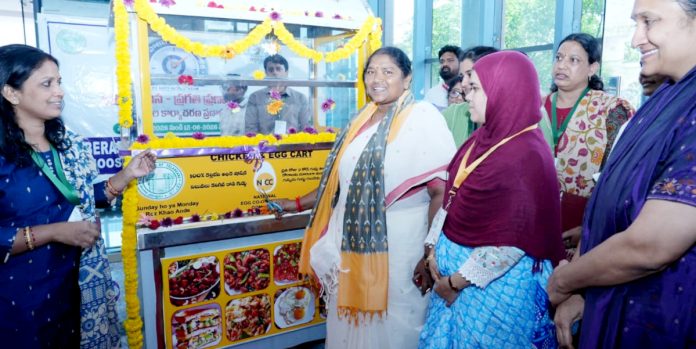 మహిళలు ఉద్యోగాలు ఇచ్చే స్థాయికి చేరాలి