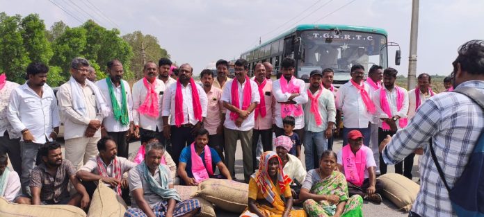 వడ్లు కొనుగోలు చేయాలని హైవే దిగ్బంధం