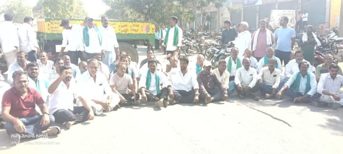 Food vendors hit the road.. Tension with dharna on the road