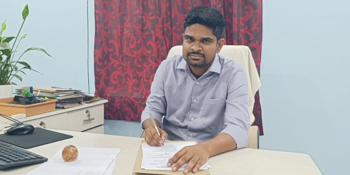 Dilip Reddy assumes charge as Ashwaraopet Municipal Commissioner