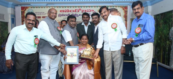 Vallenkunta resident receives gold award