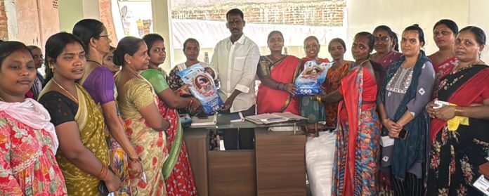 Distribution of Bathukamma sarees begins